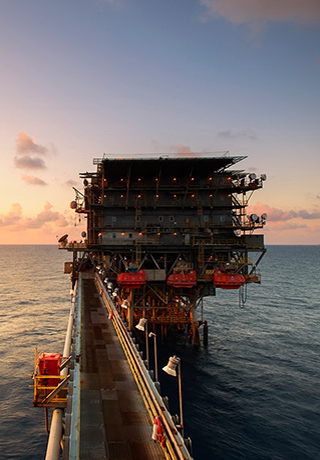 精密零件在花崗巖平臺(tái)上，用二次
元量床檢測(cè)。